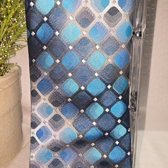 DAVID TAYLOR MENS TIE POLYESTER WRINKLE FREE DIAMOND DESIGN IN SHADES OF BLUE - Picture 4 of 6